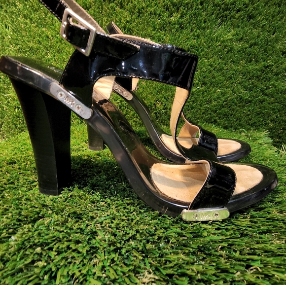 MICHAEL | Michael Kors T Strap Blk Patent Heels - Picture 2 of 7
